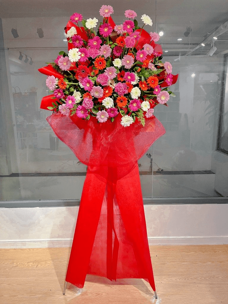 Kệ hoa đồng tiền đỏ với lời chúc tài lộc