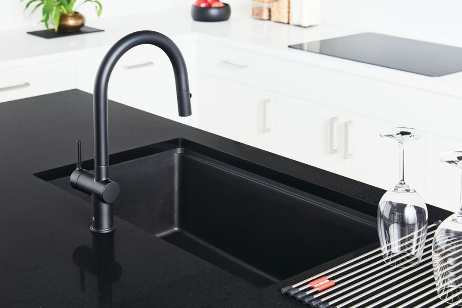 Thiết kế một hố rửa mang lại cảm giác ngăn nắp và trật tự cho gian bếp mở hiện đại.